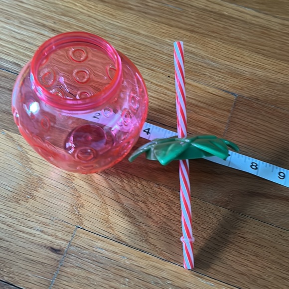 BOGO Strawberry Cup - Picture 2 of 3